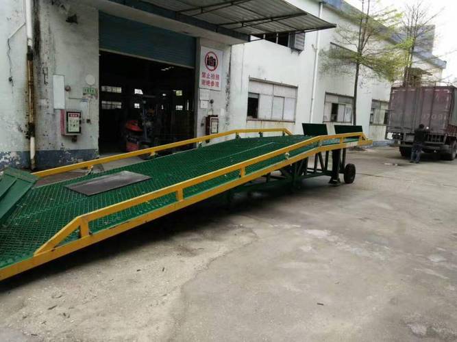 广州供应10吨装货升降平台 移动式叉车登车桥 液压式登车桥